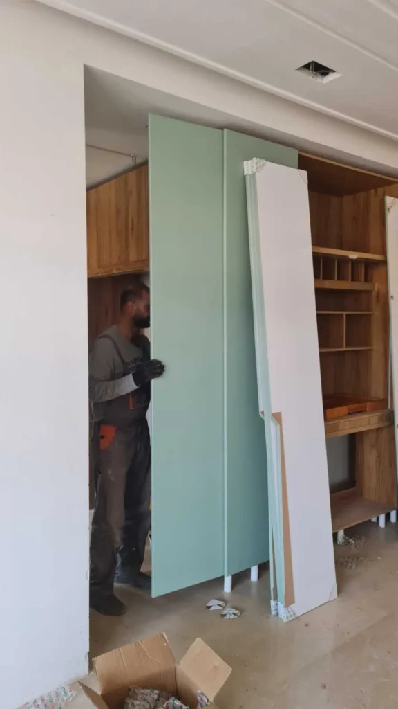 کابینت مینیمال در حال نصب