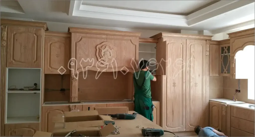 کابینت آشپزخانه روکش چوب در حال نصب
