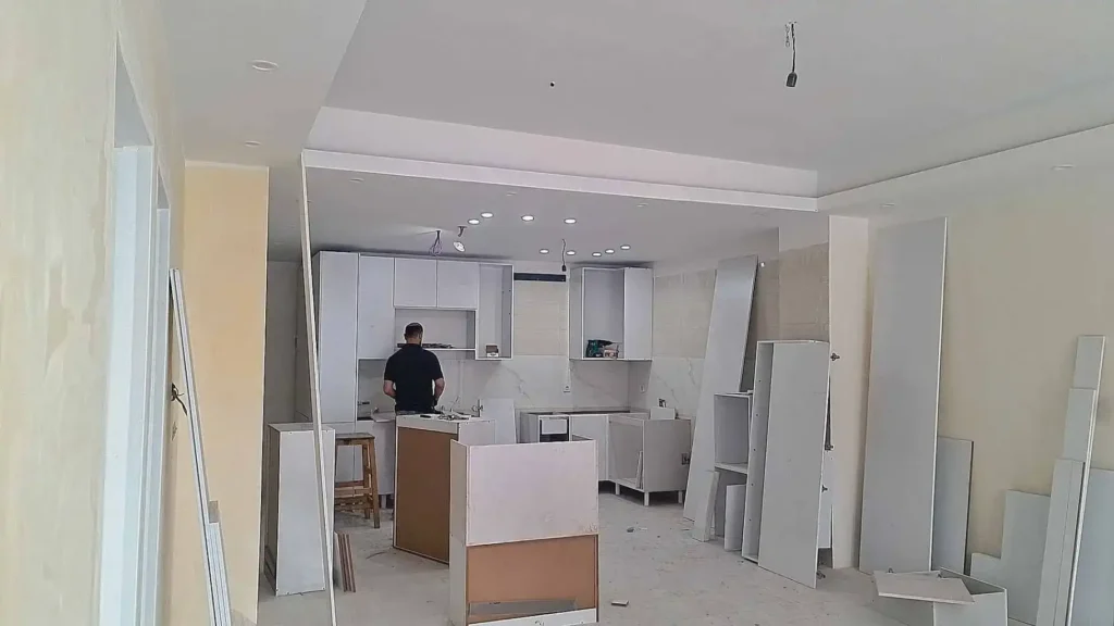 کابینت آشپزخانه مات در حال نصب
